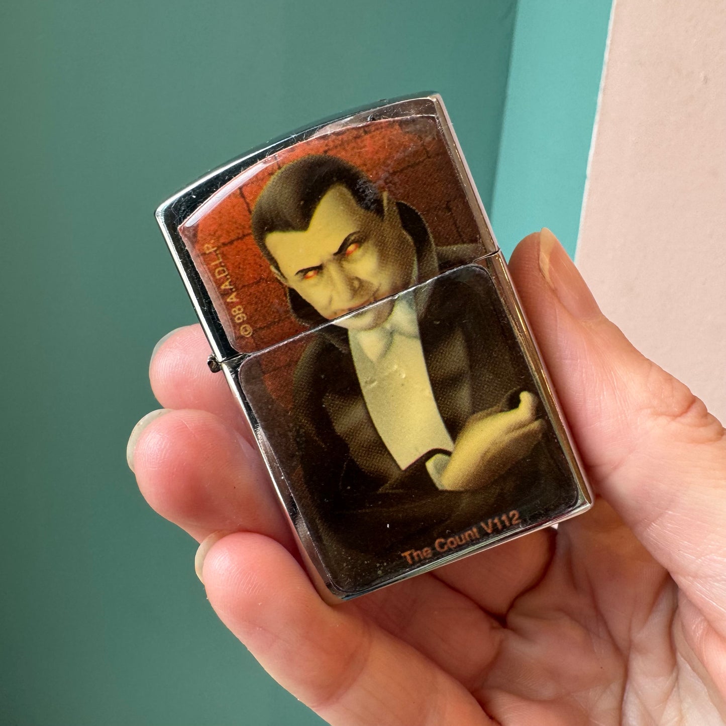 Vintage Vampire Lighter/item