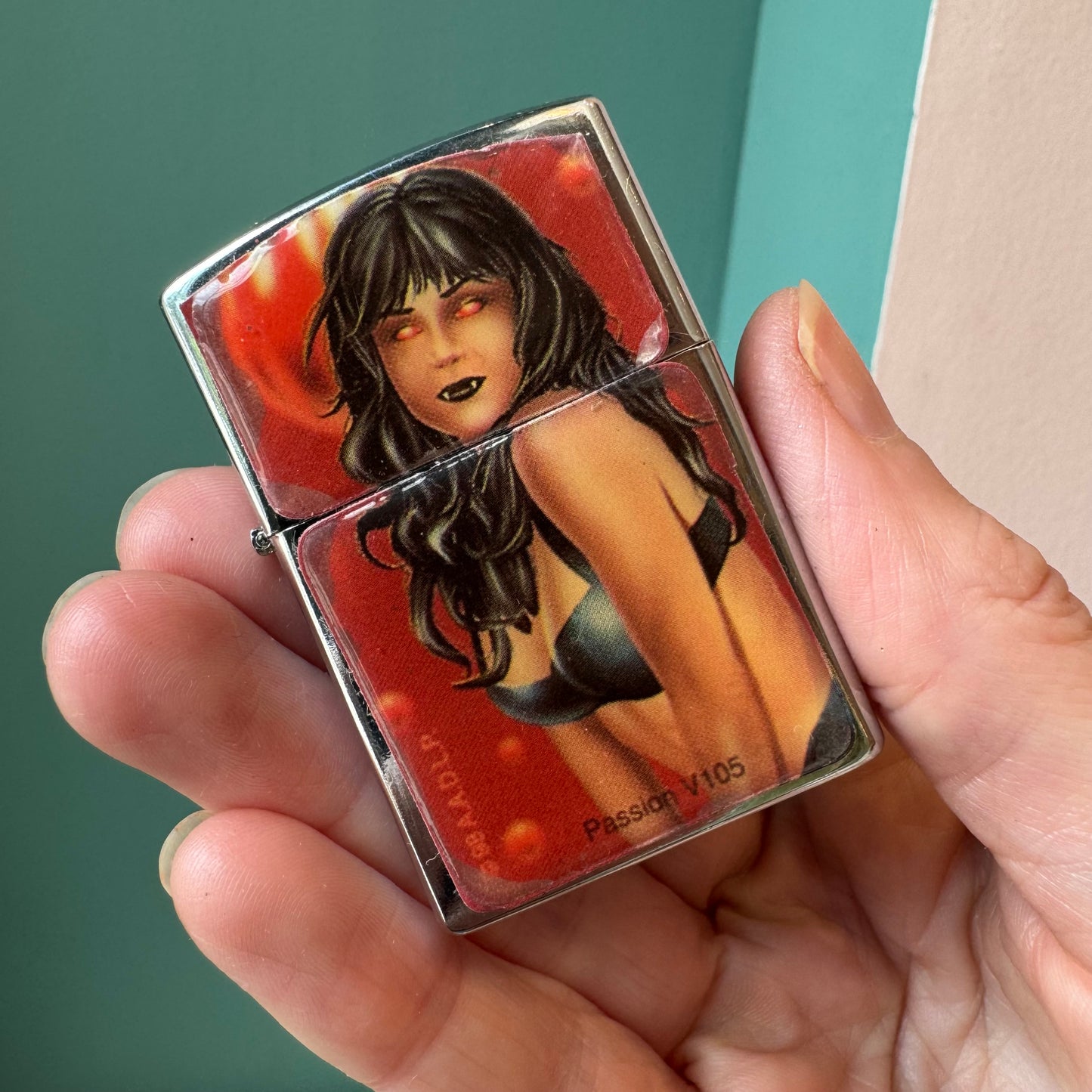 Vintage Vampire Lighter/item
