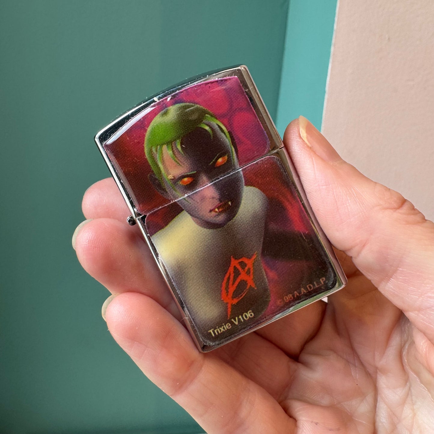 Vintage Vampire Lighter/item