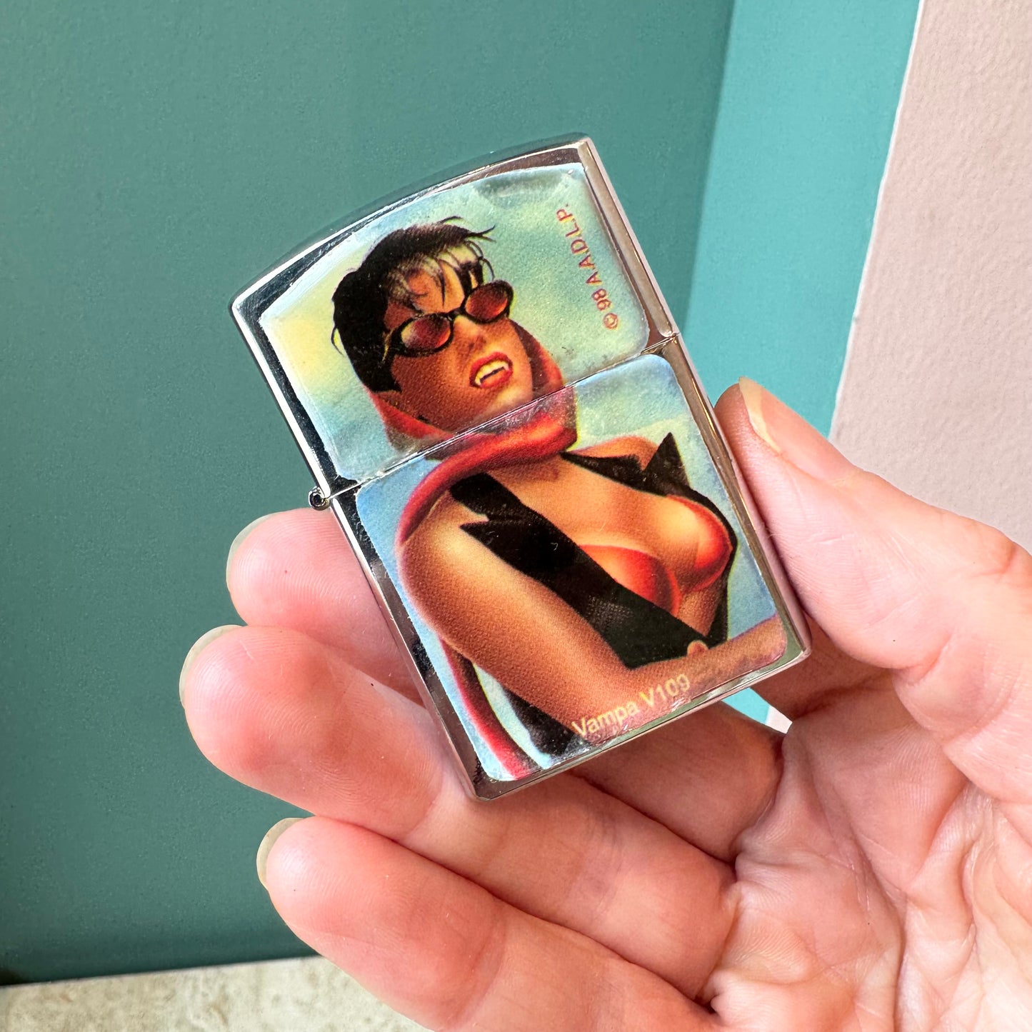 Vintage Vampire Lighter/item