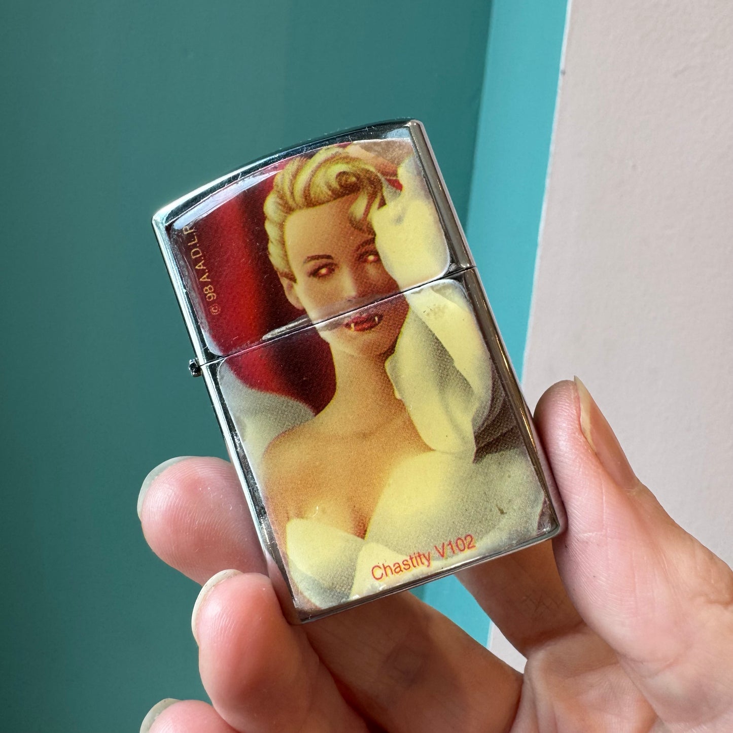 Vintage Vampire Lighter/item