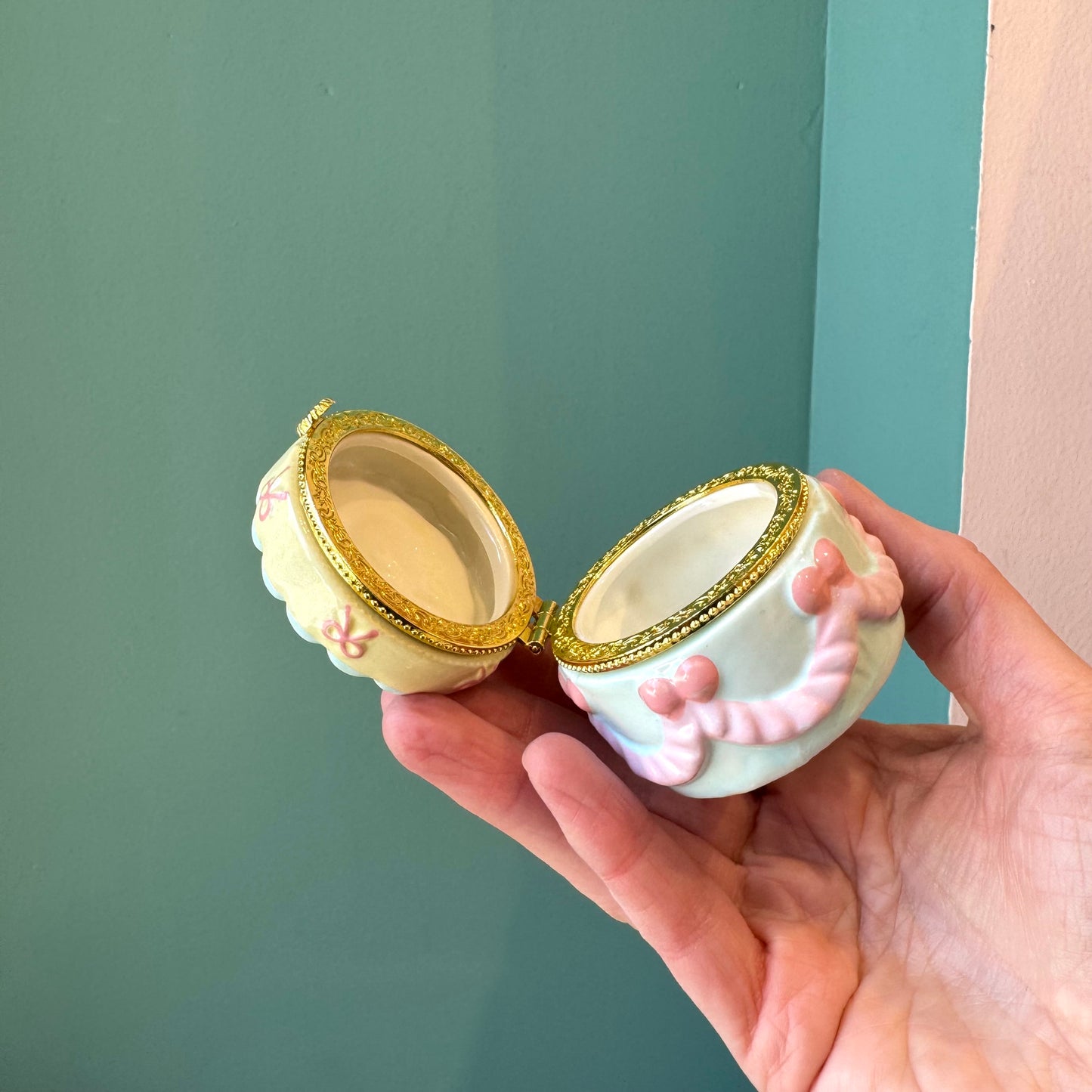 Pig "Happy Everyday" Cake Trinket Box